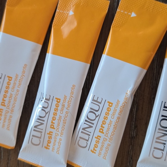 Cliniue Fresh‎ Pressed Renewing Powder Cleanser- Set of 11 - Picture 2 of 4